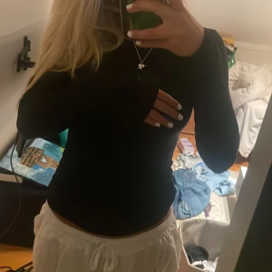 Intimissimi tröja - Intimissimi tröja svart använd fåtal gånger. Litet hål längt ut i atmarna men man knappt lägger märke till. Storlek S