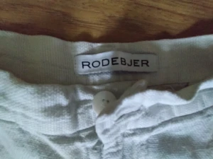 Linnebyxor Rodebjer  - Kritvita Linnebyxor från Rodebjer. Passar mig som är 158 lång och bär xs. 