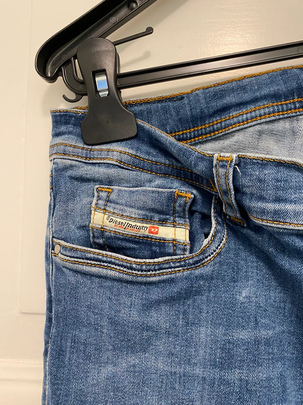 Säljer dessa low waist, bootcut jeans från Diesel. Stl XS/S eller 12år. . Jeans & Byxor.