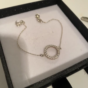 Äkta silverarmband - Jätte jättefint silverarmband, kortast 16 cm runt och som längst 19 cm