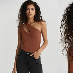 Rostfärgad topp - Jag säljer min fina och helt oanvända rostfärgade topp från Ginatricot. Den har aldrig använts och prislappen sitter kvar. Ordinariepris: 199kr Säljs för: 100kr (Pris kan diskuteras)