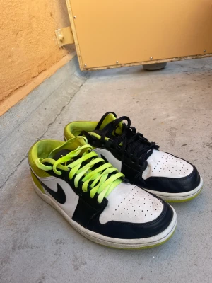 Jordan 1 ”Black Cyber” - Ett par sköna Jordan 1 som inte längre kommer till användning. Hyfsat ovanlig modell tror jag, bra skick med vissa defekter.
