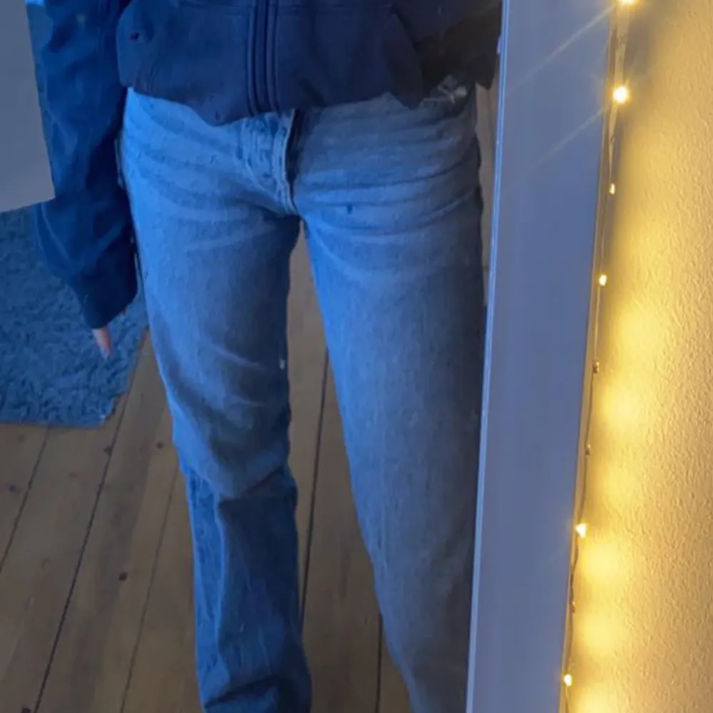 Zara jeans som är mid waist i en mörkblå färg, storlek 32 men Lasse även 34 skulle jag säga !💗. Jeans & Byxor.