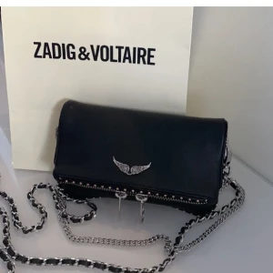 Zadig väska  - Köpte min Zadig väska för cirka ett halvår sedan och jag vill nu ha en större, därav säljer jag den.🤍kvittot finns tyvärr inte kvar men har påsen till väskan kvar, den är äkta🤍