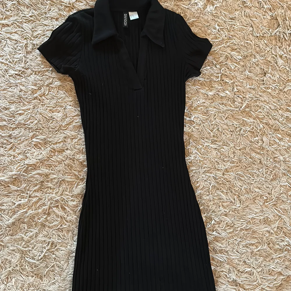 Säljer en jättefin svart ribbad klänning från h&m i strl XS. Helt oanvänd 💕. Klänningar.