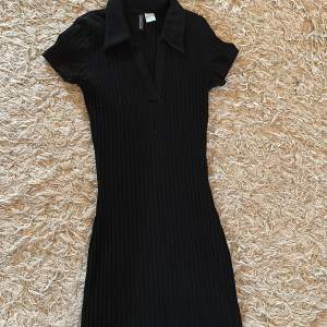 Säljer en jättefin svart ribbad klänning från h&m i strl XS. Helt oanvänd 💕