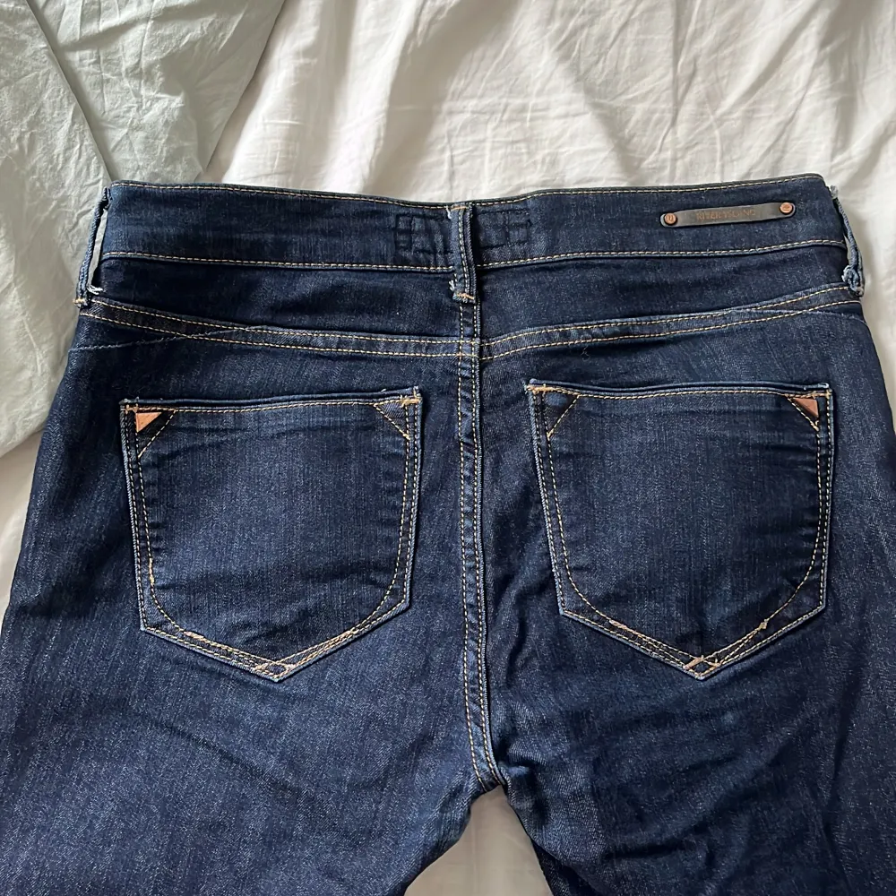 Dessa jeans är förstora för mig i midjan men jätte fina! Jag har köpt dem secondhand men märket är ”river island” . Jeans & Byxor.