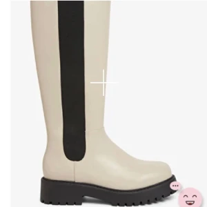 Chunky boots - Säljer mina beiga chunky boots från monki. Använda 2 kvällar så därav i väldigt fint skick. Nypris är ca 600