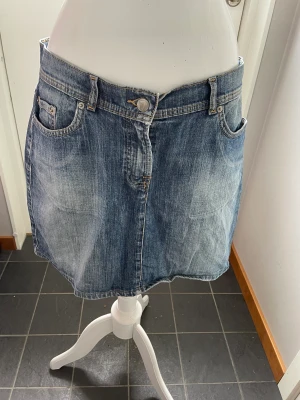 Jeanskjol - Knappt använd kjol med coola detaljer. 