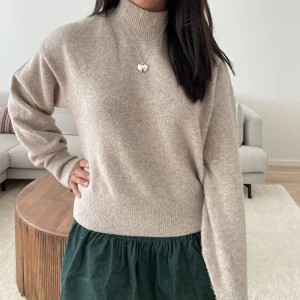 &other stories tröja  - Säljer denna sjukt sköna och fina tjocktröjan från &otherstories🥰🥰 världens skönaste!! Nypris 899kr