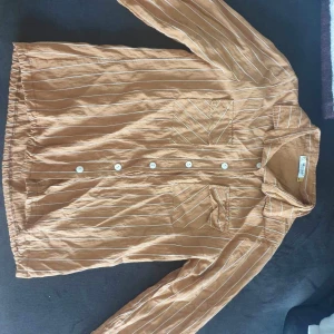 Skjorta - Skjorta , storlek 44 , liten i storlek