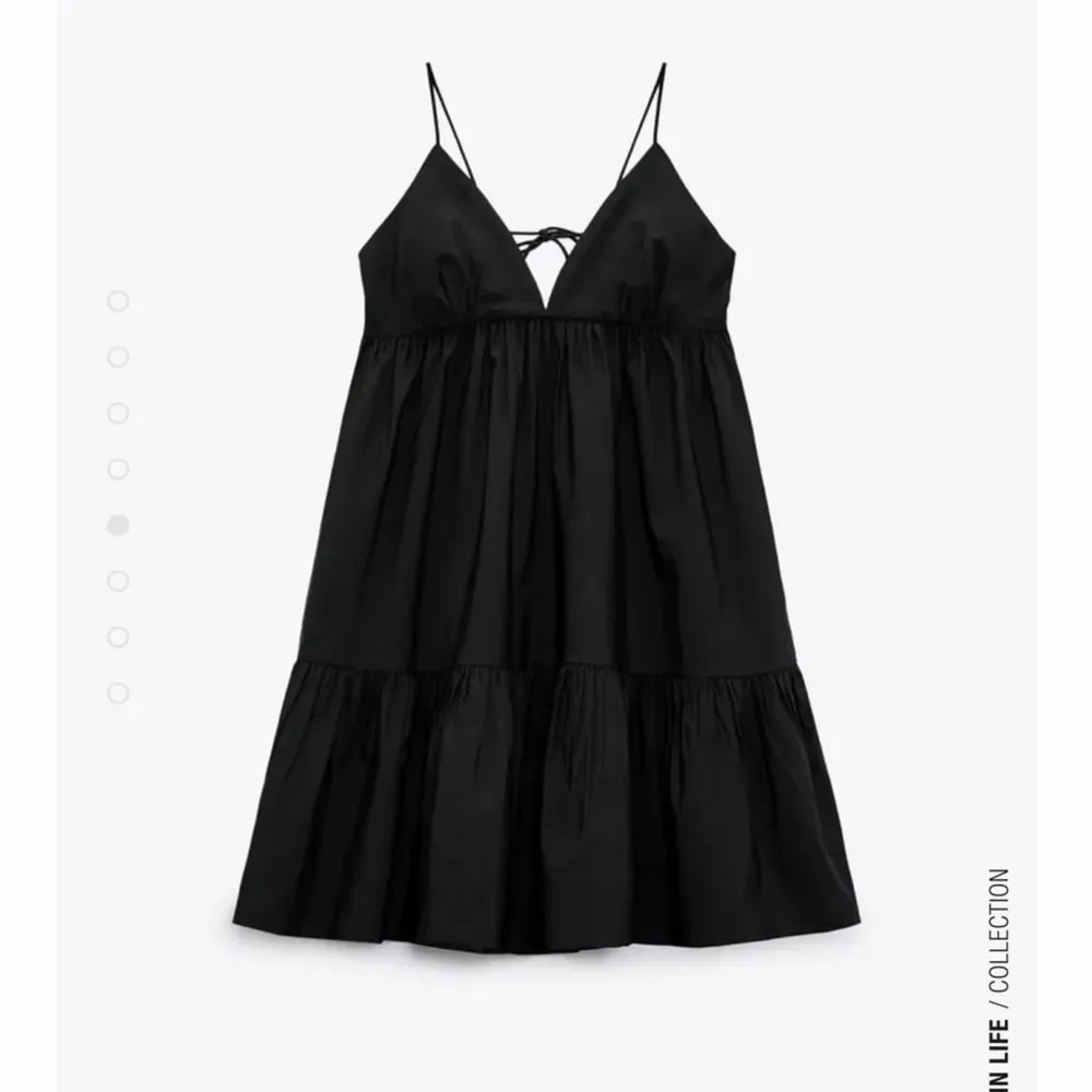 Säljer denna assnygga volangklänning från zara som endast använts två gånger!! Klänningen är i strlk M och är i mycket bra skick❤️‍🔥. Klänningar.