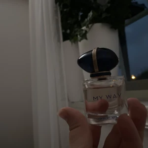 Parfym ARMANI - MY WAY - Parfym från ARMANI - MY WAY i doften ”EAU DE PARFUM”. Doftbeskrivning på bild 2. Lite använd men nästan hela flaskan kvar, syns på bilden ! Storlek 30ml. Nypris 539kr. Köparen står för frakten. Har du några frågor är det bara att höra av sig🤩 // Klara 