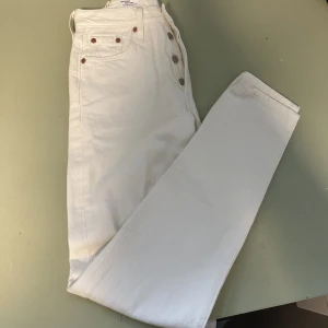 Levis jeans  - Vita Levis jeans 501. Oanvända bara testade😊 storlek 23