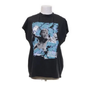 SÖKER! - Söker denna Nirvana topp från Carlings i storlek M eller L i bra skick! Skriv till mig om du har en att sälja 🌻