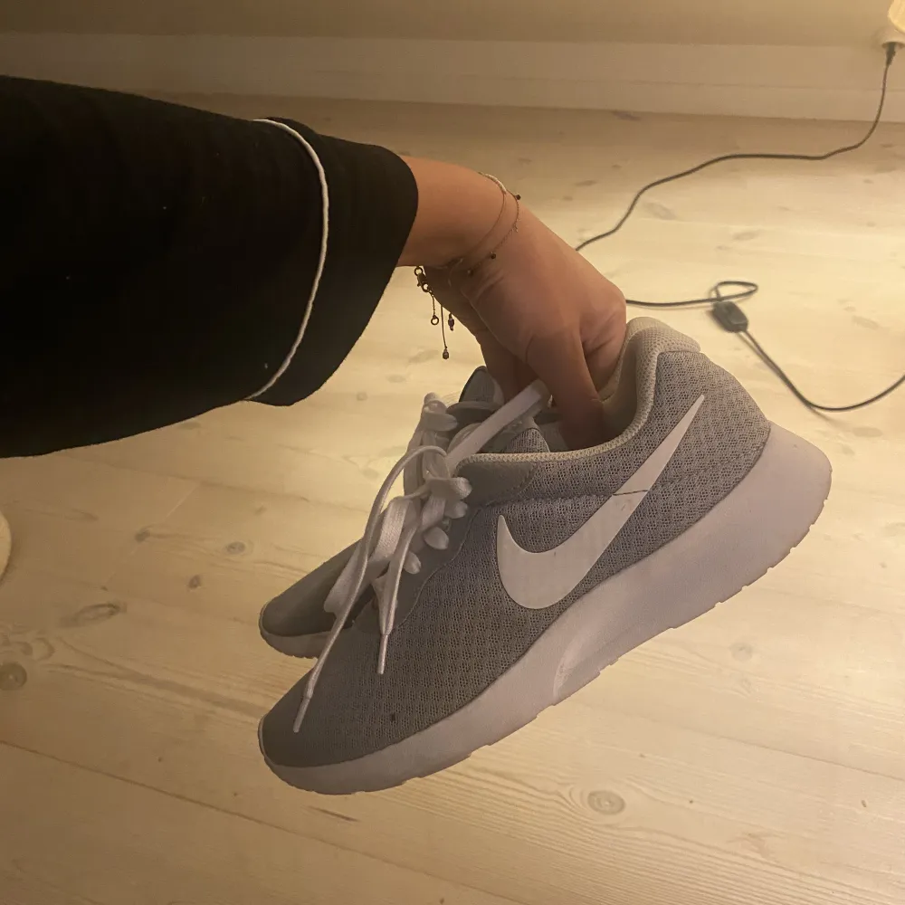 Ett par Nike skor i bra skick. . Skor.