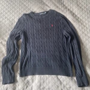 Stickad Polo Ralph Lauren tröja - Säljer denna superfina polo ralph lauren tröja i mycket bra skick! Säljer pga ingen användning!!  M passar L