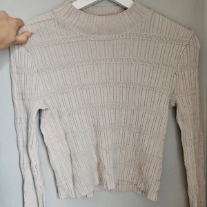 Bikbok topp - Supersöt topp från bikbok! Använd vid ett fåtal tillfällen och är i bra skick. Ljusrosa/beige färg