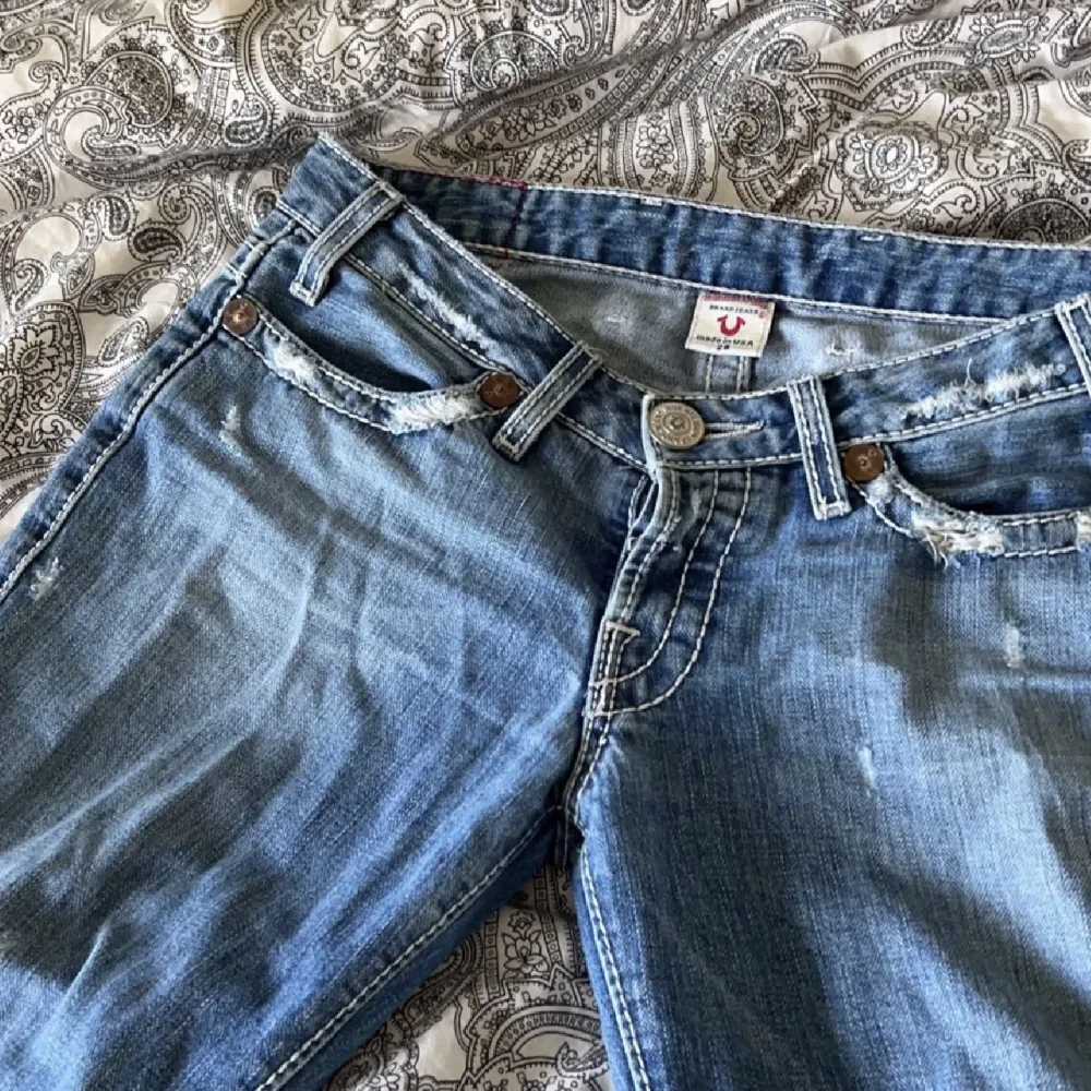 säljer dessa skitsnygga true religion jeans😃bra skick och använt få gånger, säljer pga att de inte passar mig. Köpt för 1600 kr 💞💞💞. Jeans & Byxor.