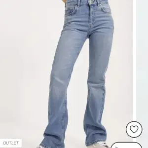 Säljer mina super fina trendiga jeans ifrån Gina Tricot som är i en bootcut modell. De är slutsålda överallt, nypris 499- jag säljer för 200 De är i petite ❤️