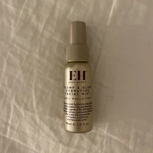 Glow face mist - Säljer den här glow face misten som boostar och återfuktar huden! Den är helt oanvänd🤍Pris: 40kr + frakt☺️