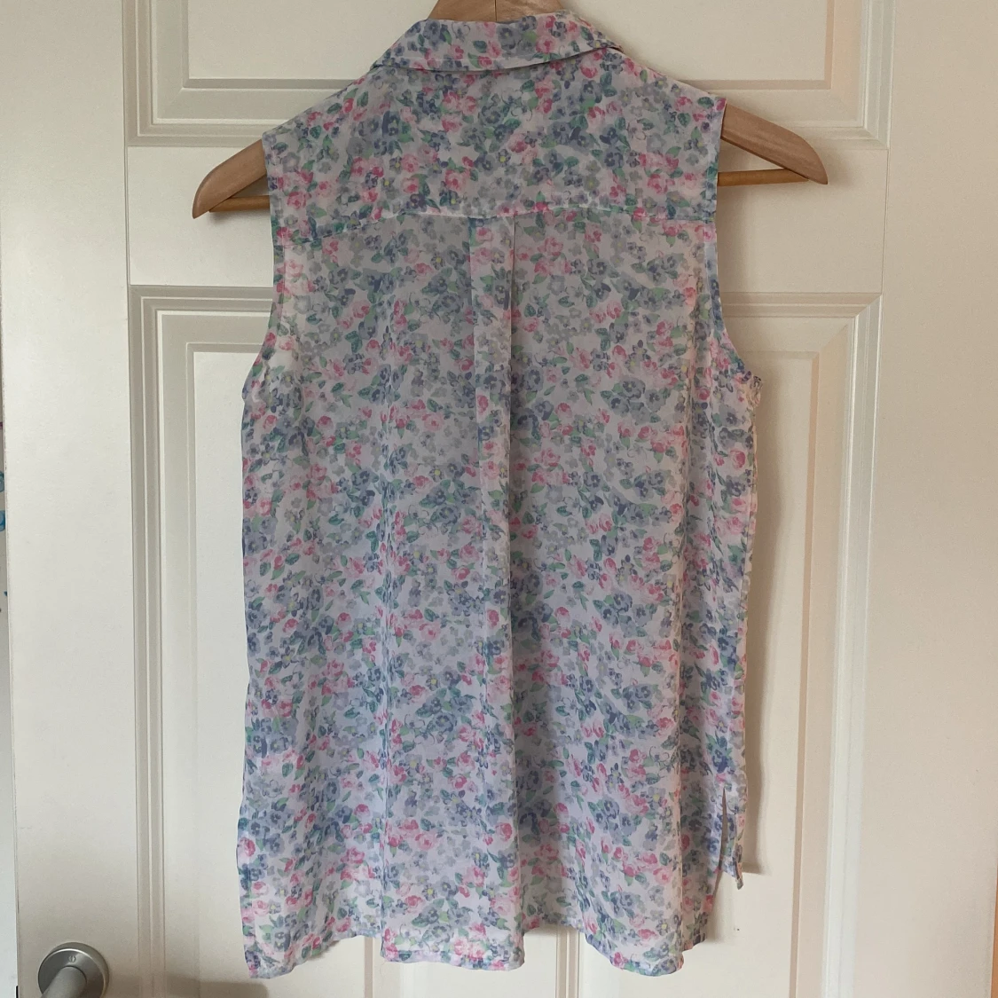 Ärmlös blus i semi-seethrough - 90