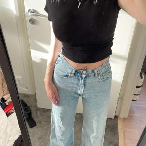 Ljusblåa högmidjade jeans från H&M i storlek 34 I mycket gott skick. Har 2st så det är möjligt att köpa 1st för 250 eller 2st för 450🫶🏼