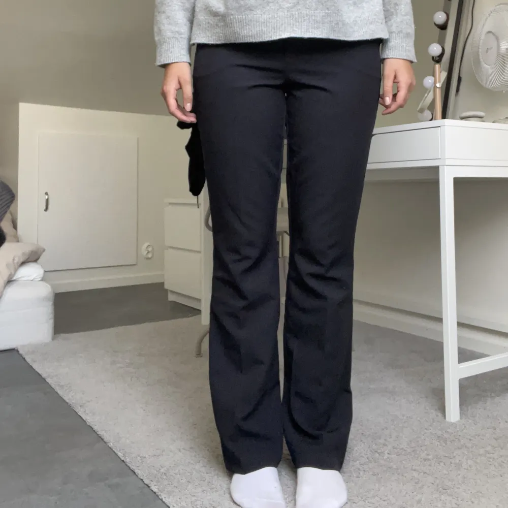 superfina kostymbyxor från BikBok i modellen ”Vilma”. Endast använda ett fåtal gånger och är i nyskick. Det är strl 42, men skulle säga att de sitter mer som 38-40😇250kr+frakt 💘. Jeans & Byxor.