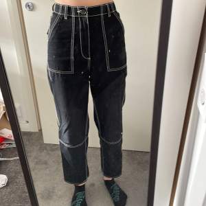 Högmidjade svarta jeans i ankellängd i storlek 34.  Endast använda någon enstaka gång!