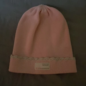 Odd molly mössa  - Säljer min super söta o stilrena oddmolly mössa nu när hösten kommer, som ny och inte defekte, hör av er vid frågor och pris går att diskutera☺️