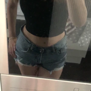 Jeansshorts - Säljer mina mellanblå jeansshorts från Zara, köpta för ca en månad sen! De har inga tecken på användning 🩷