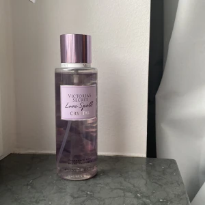 Victorias secret  - Säljer denna parfymen i doft Love Spell cryrsal❤️nästan oanvänd💗