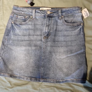 Jeans kjol - Jeanskjol från Tillys, aldrig andvänd, för liten för mig. 