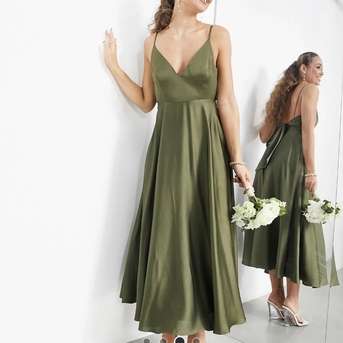 Olivgrön midiklänning i satin