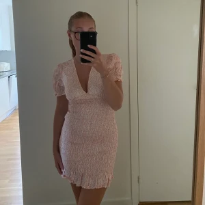 Blommig klänning från Zara - Den är enbart använd en gång, det är ett litet hål vid dragkedjan men inget som påverkar klänningen i sig. Är lätt att bara sy ihop, den är i storlek M men skulle säga att den passar mer en S