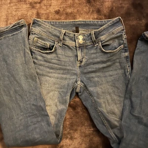 H&M jeans - väldigt bra skick och supersnygga!
