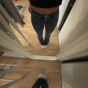 Low waist jeans gina tricot - Nu säljer jag mina älskade jeans från Gina tricot eftersom att dem har blivit försmå. Dem är lite slitna men fortfarande fina. Nypris 500😊