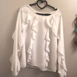 Säljer denna vita blusen,använt 1 gång har inget användning o ligger bara i klädhögen så bättre att den kommer till användning 👍🏻