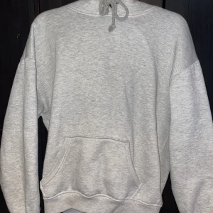 Hoodie - Grå Hoodie från BikBok i storlek S