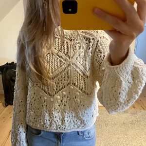 Beige tröja - En ”ihålig ” lite tunnare tröja ifrån Zara i beige färg, den är ”stickad ”