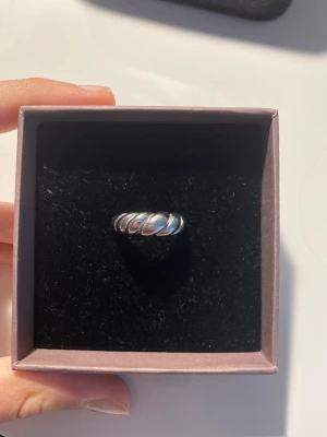 Ring - Säljer denna silver ring då den inte kommer till användning och är lite för stor för mig! Kan gå ner i pris