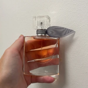 Lancõme La Vie Est Belle - Använd en spray då jag insåg att jag råkat beställa fel parfym när jag luktat på den, men tyvärr inte kunde returnera då den var öppnad. Nypris 719, 30ml