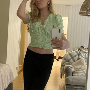 Grön t-shirt topp - En fin topp, den är nästan lite blusaktig, väldigt bekväm💚