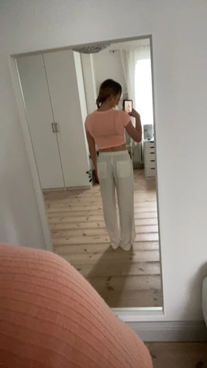 Linnebyxor Zara - Jättefina linnebyxor från Zara som tyvärr inte har kommit till användning, så dom är i nyskick! Krämvita! Kan gå ner i pris vid snabb affär❤️
