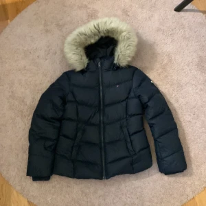 Tommy Hilfiger vinterjacka - Säljer, den är i jättebra skick. 