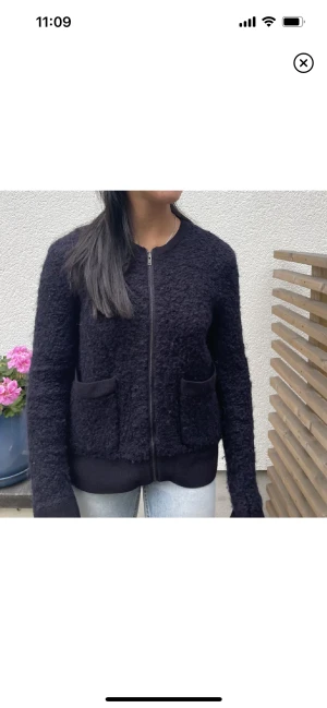 Cos kofta/jacka - Kofta/jacka från cos köpt på plick men tyvärr förliten för mig. Bilderna lånade av tjejen jag köpte av🫶🏼