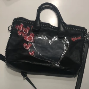 Väska - Skit snygg väska som tyvärr inte kommit till användning. Verkligen bra skick och väldigt fina detaljer. Desigual väskor kostar mellan 700-2000 och var så glad när jag hittade den då den inte säljs längre på hemsidan (Både hand & axelväska)