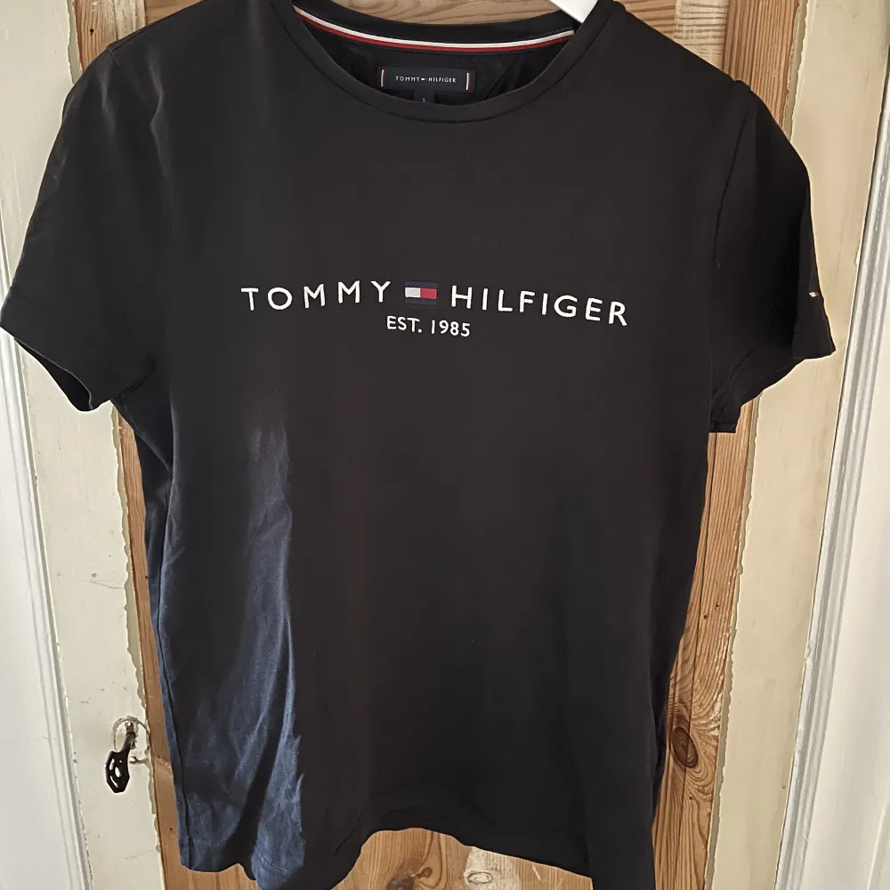 Jättefin Tommy Hilfiger t-shirt. Bara använd ett fåtal gånger och är i bra skick. Skriv ifall ni har fler funderingar. Storlek S. T-shirts.