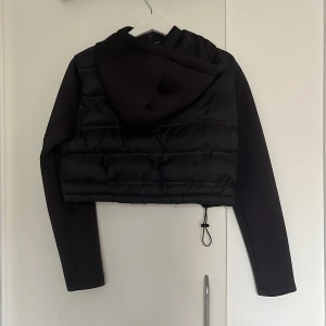 Jacka från Zara  - Använt ett fåtal gånger, fint skick! Vid fler frågor är det bara att skriva. Pris kan diskuteras vid snabb affär!