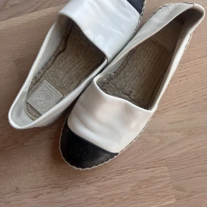 Tory Burch Espadrillos - Köpta 2017-2018 stl 8,5 motsvarande jag är en stl 38,5-39 Läder och gummisula. Använd senast för över 3 år sedan. Betalade över 3000 för dessa då.